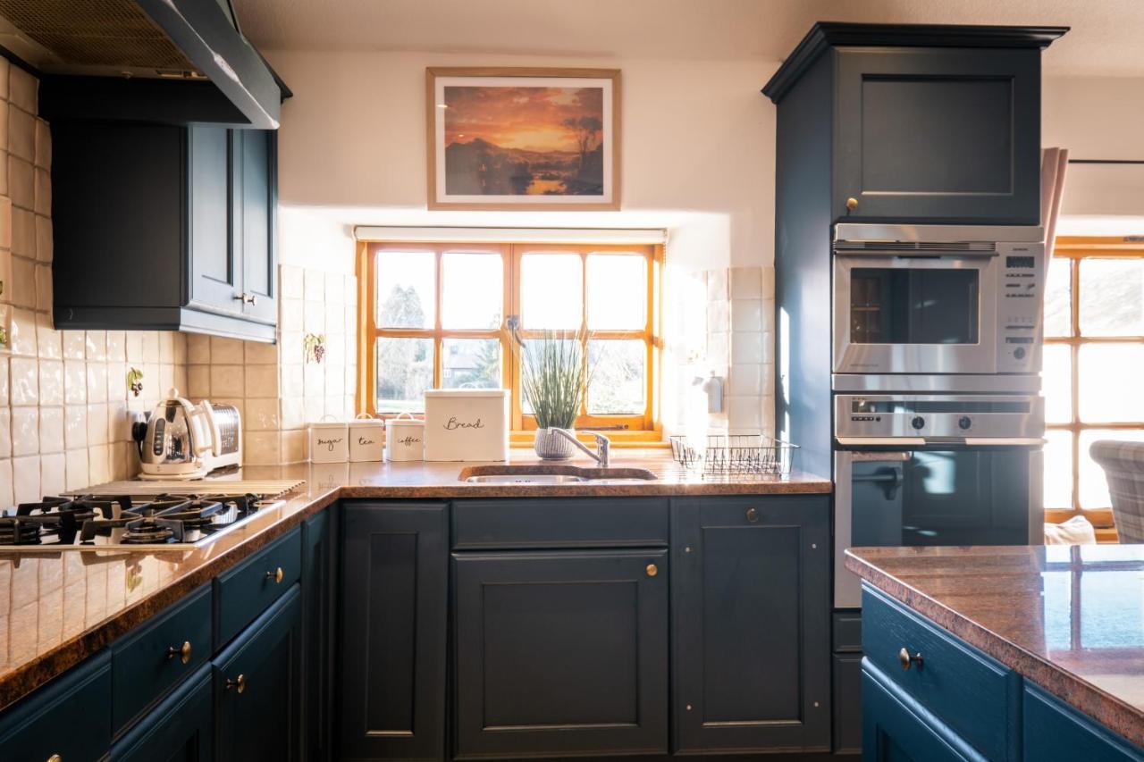 Stunning Cottage Grade 2 Listed With Parking And Hot Tub Боунес-он-Уиндермер Экстерьер фото
