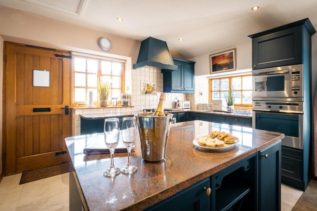 Stunning Cottage Grade 2 Listed With Parking And Hot Tub Боунес-он-Уиндермер Экстерьер фото